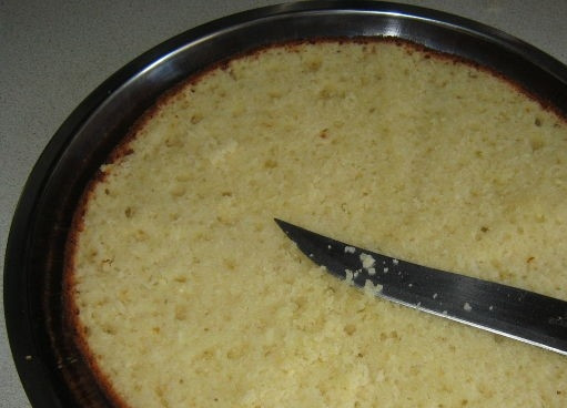 1. Этап. Пирог Европейский: 4. Дождитесь, когда пирог станет холодным, а затем разрежьте его на две части.