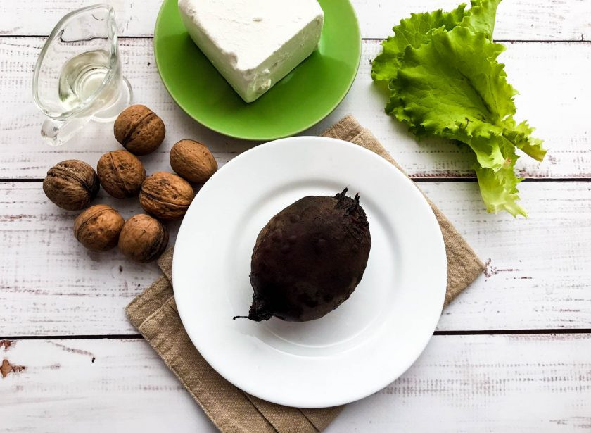 1. Этап. Свекольный мильфей: Подготовьте все необходимые ингредиенты. Свеклу отварите или запеките до полной готовности и дайте ей остыть.