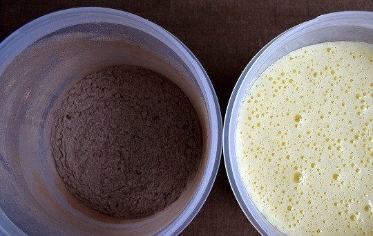 1. Этап. Бисквитный торт с творожным кремом: Яйца, сахар и ванилин взбейте миксером до получения пышной светлой пены. Муку и какао просейте через сито.