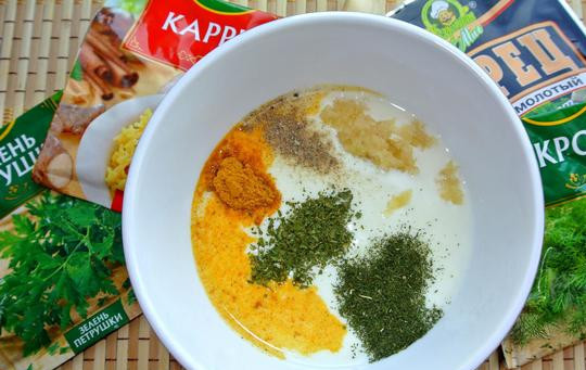 1. Этап. Курица на шпажках с овощами: 2. В кефир выдавливаем чеснок и добавляем специи по вкусу. Хорошо перемешиваем маринад.