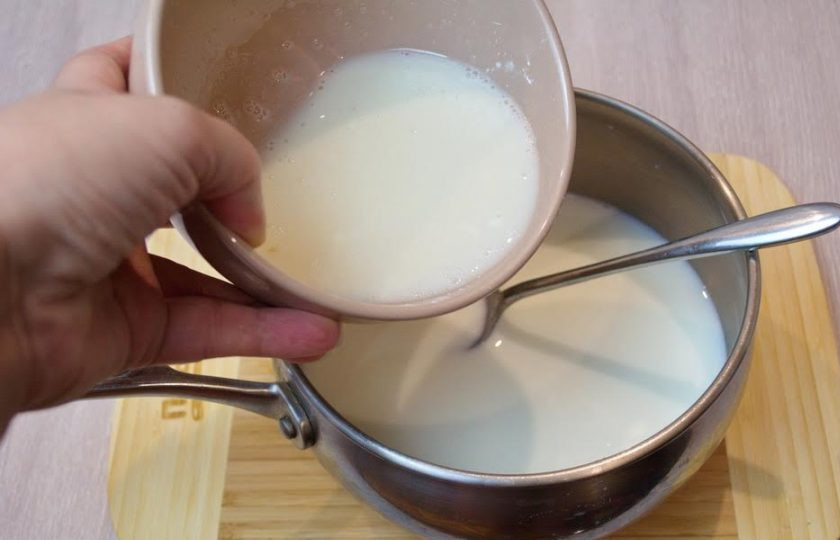 1. Этап. Пудинг классический: 4. Предварительно отобранное молоко влейте в нагретое молоко и размешайте. Доведите до кипения и кипятите 1 минуту. Как только пудинг начнет пузыриться, снимайте сотейник с огня. Приятного аппетита!