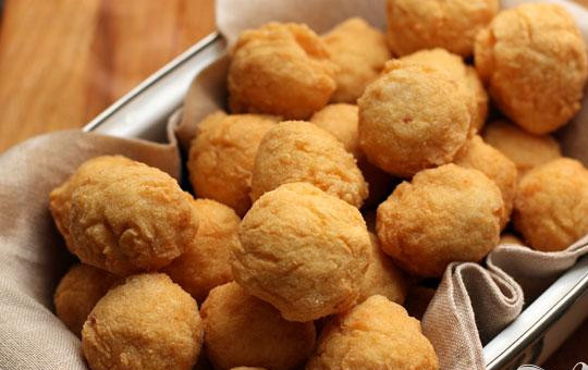 1. Этап. Куриные крокеты: 5. Шумовкой вынимаем готовые крокеты и выкладываем на салфетку или полотенце, чтобы избавиться от лишнего жира. Таким образом готовим крокеты из всего фарша.