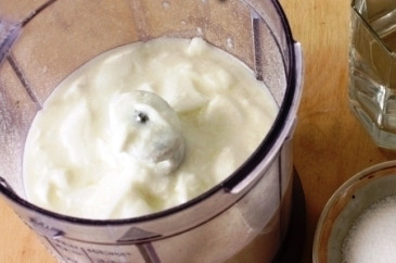 1. Этап. Айран со свеклой: Простокваша должна быть холодной, переливаем ее в миксер, добавляем соль и холодную воду. Затем взбиваем все 10-15 секунд. Айран готов.