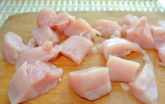 1. Этап. Курица на шпажках с овощами: 3. Нарезаем кубиками среднего размера куриное филе, и отправляем его в маринад.