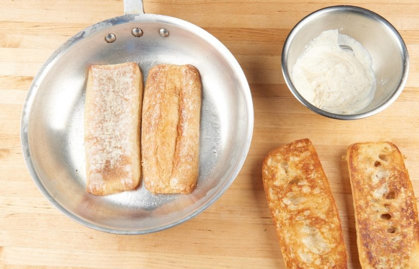 1. Этап. Багет с запечёнными овощами: 4. В это время обжарьте багет в масле на сковороде с каждой стороны по 2 минуты.