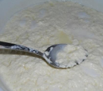 1. Этап. Бутерброды с домашним сыром: 2. В большую кастрюлю влить все молоко и добавить соль. Довести молоко до кипения. Молоко закипело. Смесь из кислого молока и яиц потихоньку вливайте в молоко. Варить на слабом огне и не переставайте мешать. Дождитесь, когда молоко свернется, и снимите кастрюлю с огня.