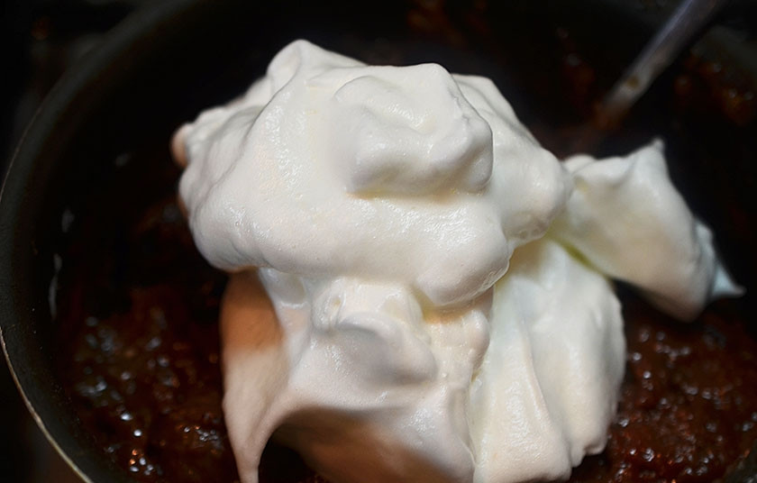 1. Этап. Шоколадный пряник Чернослив в роме: 7. Отдельно взбейте белки, аккуратно введите их в тесто.