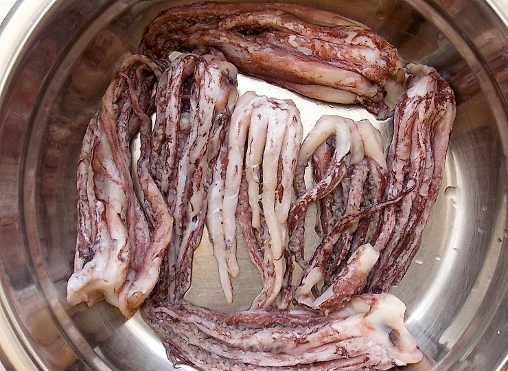 1. Этап. Щупальца кальмара в банке: Щупальца хорошенько промойте пять минут под очень горячей водой.