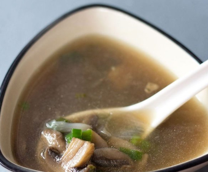 1. Этап. Рецепт супа с грибами: Подавайте бульон горячим.