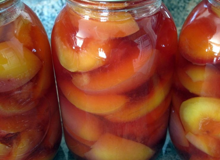 1. Этап. Консервированные нектарины: 3. Сироп влейте в баночки с нектаринами. Затем прикройте крышками (не закатывайте пока!) и простерилизуйте в течение 25 минут. Банки закатайте и переверните на одеяло до остывания. Не забудьте укутать. Храните в темном месте. Приятного аппетита!