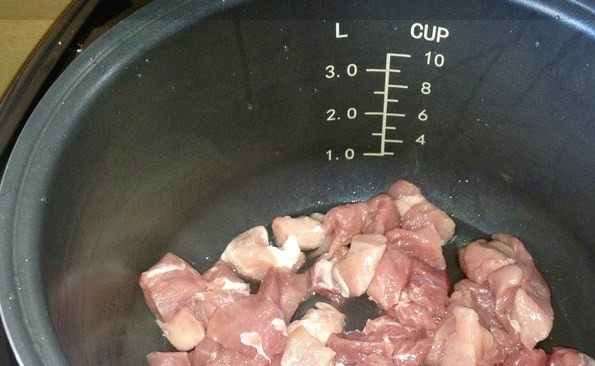 1. Этап. Плов из бурого риса: На дно чаши мультиварки вливаем масло, устанавливаем программу 