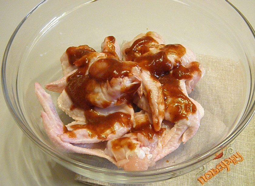 1. Этап. Куриные крылышки в медовом соусе: Замаринуйте крылышки в в медовом соусе и отправьте в холодильник на 30 минут.