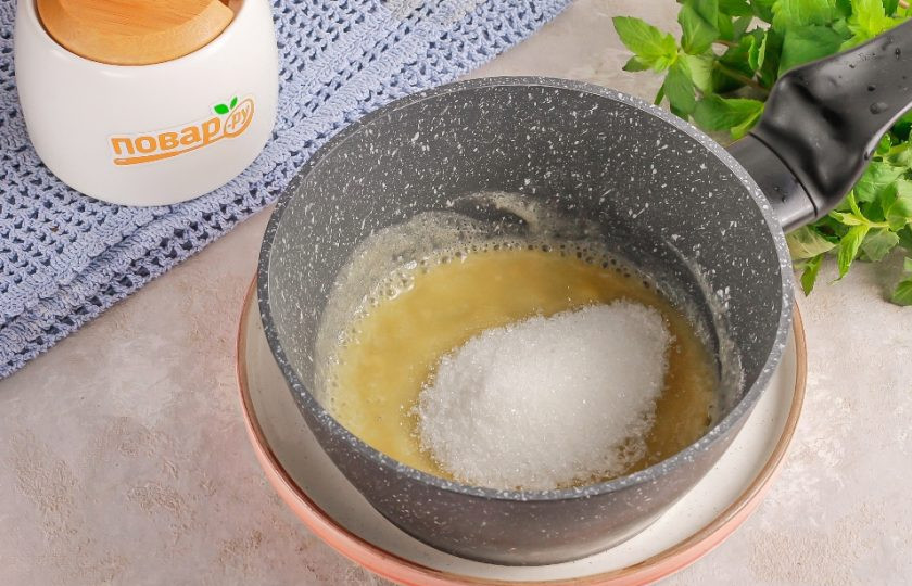 1. Этап. Сливочный соус для детей: Всыпьте соль и сахарный песок, можно добавить немного ванильного сахара по вкусу.