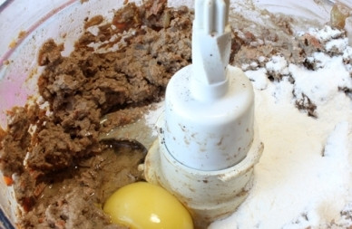 1. Этап. Печеночный пирог из куриной печени: Затем добавляем яйцо, муку, соль и специи. Перебиваем/измельчаем/перемешиваем до однородности.