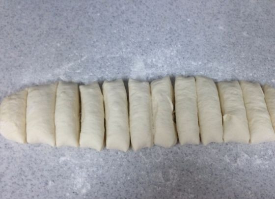 1. Этап. Сербский хлеб: 5. Разделите колбаску на 12 равных частей.