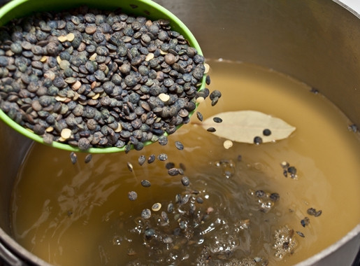 1. Этап. Салат из чечевицы с козьим сыром: 1. Отварите чечевицу по инструкции на упаковке до готовности в бульоне с лавровым листом.