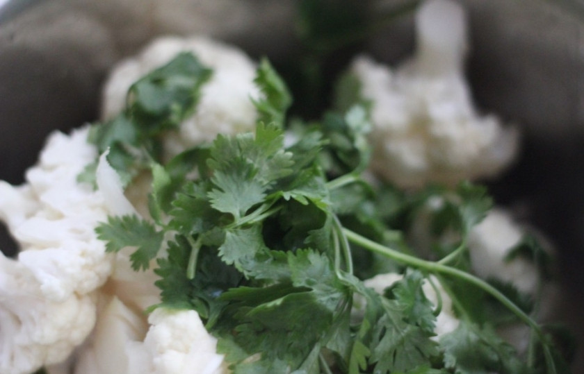 1. Этап. Суп-пюре из цветной капусты диетический: В кастрюлю влить масло, обжарить лук и чеснок. Добавить бульон, положить капусту, зелень и варить до готовности 7-10 минут.