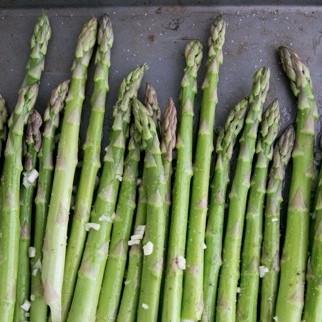 1. Этап. Спаржа с беконом: Выложите спаржу на противень, полейте чесночным оливковым маслом, посолите и поперчите. Запекайте около 15 минут при 190 градусах.