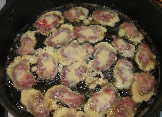 1. Этап. Отбивные из куриных сердечек: 8. По одному кусочку доставать из яйца, обвалять еще раз в муке и выложить на сковороду с разогретым маслом.