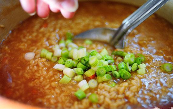 1. Этап. Весеннее ризотто: Добавить зеленый лук и горошек, перемешать. Посолить по вкусу. Добавить еще одну порцию бульона при необходимости. Добавить больше соли, если это необходимо.