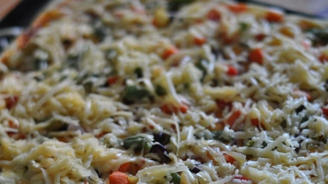 1. Этап. Пицца Минутка в духовке: Ставим противень в разогретую до 180 градусов духовку и выпекаем пиццу минут 8-10, затем извлекаем противень и посыпаем пиццу тертым сыром, отправляем ее в духовку еще буквально на минутку.