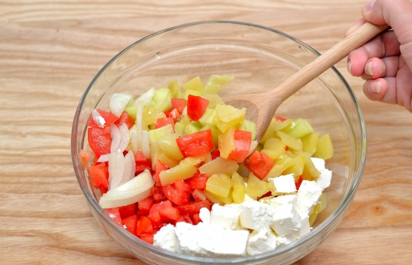 1. Этап. Салат с брынзой и овощами: Нарежьте так же мелко все остальные ингредиенты. Твёрдый сыр натрите. Петрушку мелко нашинкуйте.