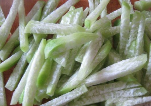 1. Этап. Лагман из говядины по-узбекски: Промойте и очистите редьку. Нарежьте соломкой.