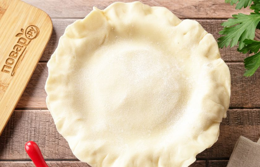 1. Этап. Жаркое в горшочке из теста: Раскатайте кусочек теста (тот, что поменьше) так же в лепёшку, можно потоньше и накройте ею начинку. Защипните тесто по краям.