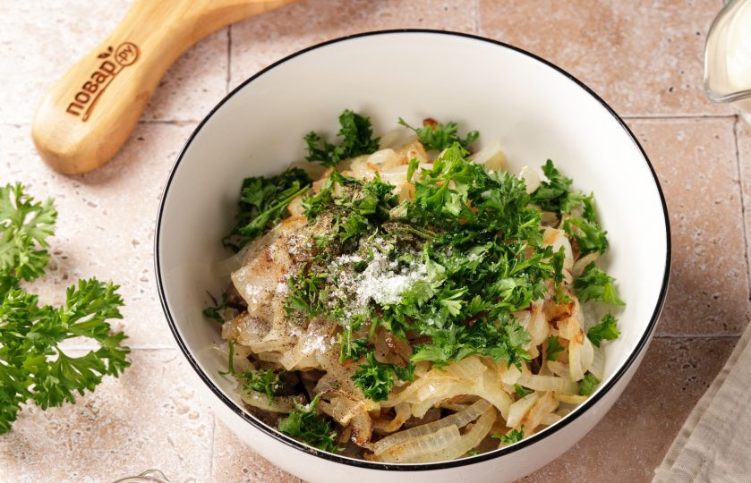 1. Этап. Салат из свиной печени с луком: Посолите и поперчите по вкусу. Можете добавить любую свежую зелень, у меня — петрушка.