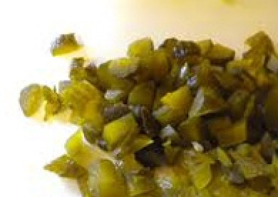 1. Этап. Суп с гречкой и солеными огурцами: Берем соленые огурцы, нарезаем их кубиками. Можно натереть на терке. Оставляем в холодной воде на 15-20 минут.