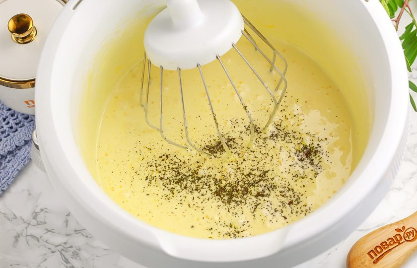 1. Этап. Торт Змея на Новый год: Всыпьте краситель и еще раз взбейте.