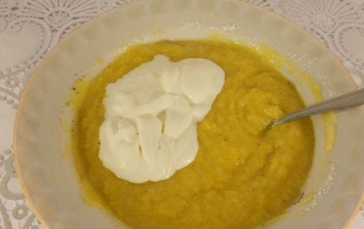 1. Этап. Гедлибже: Потом добавьте сметану. Ещё раз перемешайте.