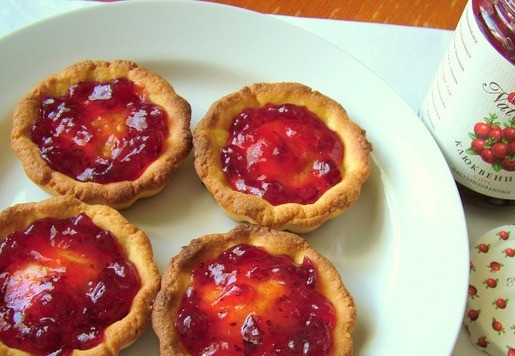 1. Этап. Песочные корзиночки с медовым кремом: Извлечь корзиночки из форм. На каждую горячую корзиночку выложить примерно по ложке клюквенного соуса.