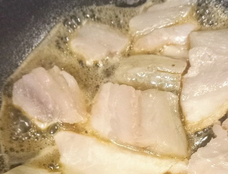 1. Этап. Морской окунь со спаржей: Разрезать филе окуня на кусочки и в той же сковороде, добавив оставшееся масло, откорректировать на соль, жарить рыбу по 3-4 минуты с каждой стороны до золотистой корочки.