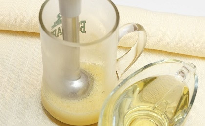 1. Этап. Соус Провансаль: Теперь начинаем добавлять масло. Сначала примерно треть чайной ложечки. Взбиваем. Затем добавляем по пол чайной ложечки и каждый раз взбиваем. В этом случае соус не должен расслоиться.