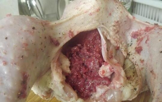 1. Этап. Курица по-азербайджански: Затем фаршируем курицу смесью из орехов, лука и соуса, а оставшейся частью обмазываем тушку курицы.