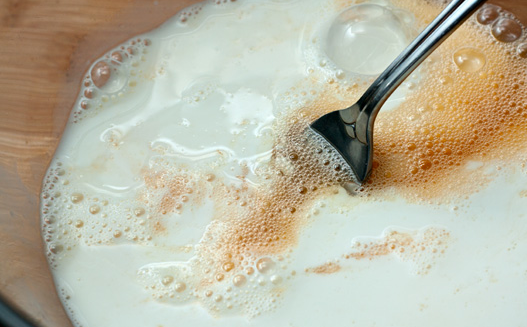 1. Этап. Блины на пиве (нереально вкусные): 2. Тонкой струйкой вливайте молоко, постоянно перемешивая его с яйцом.