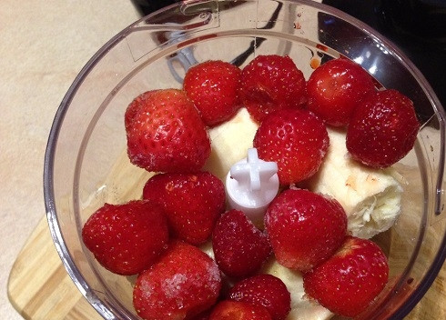 1. Этап. Фруктовый мусс: И перекладываем банан, яблоки, клубнику в чашу блендера.