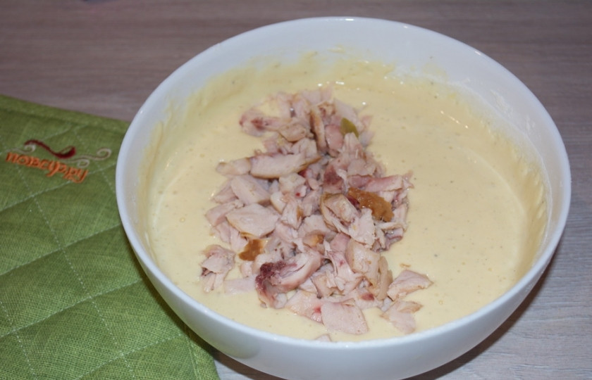 1. Этап. Пирог на сметане с курицей: Куриное мясо нарезаем небольшими кусочками. Чем мельче мы его нарежим, тем приятнее будет его кушать в готовом пироге.