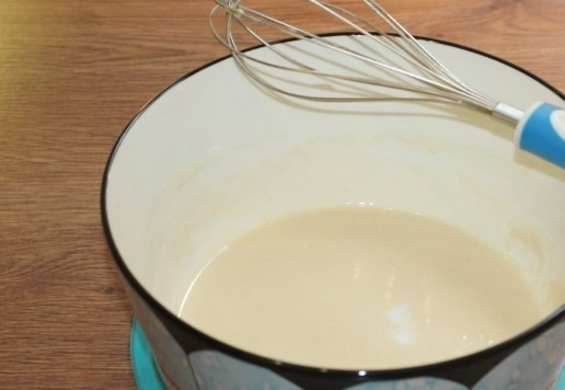 1. Этап. Сдобный пасхальный хлеб с тремя начинками: 2. Приготовим опару. В теплом молоке (110 мл) растворяю сахар (1 ст. л.) с дрожжами (4 г) и просеянной мукой (4 ст. л. от общего кол-ва). Накрываю большую миску и убираю в теплое место минут на 30 или до образования пенной шапочки.