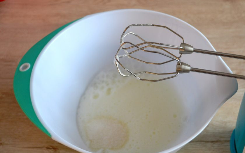 1. Этап. Торт Полено с вишней: Белки взбейте сначала в легкую пену, затем частями добавьте 120 грамм сахара, не переставая взбивать, взбивайте до стойких пиков.