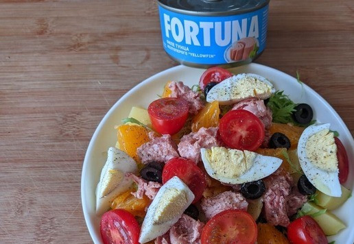 1. Этап. Салат Малагский: Посыпаем солью, перцем, сбрызгиваем соком лимона и оливковым маслом.