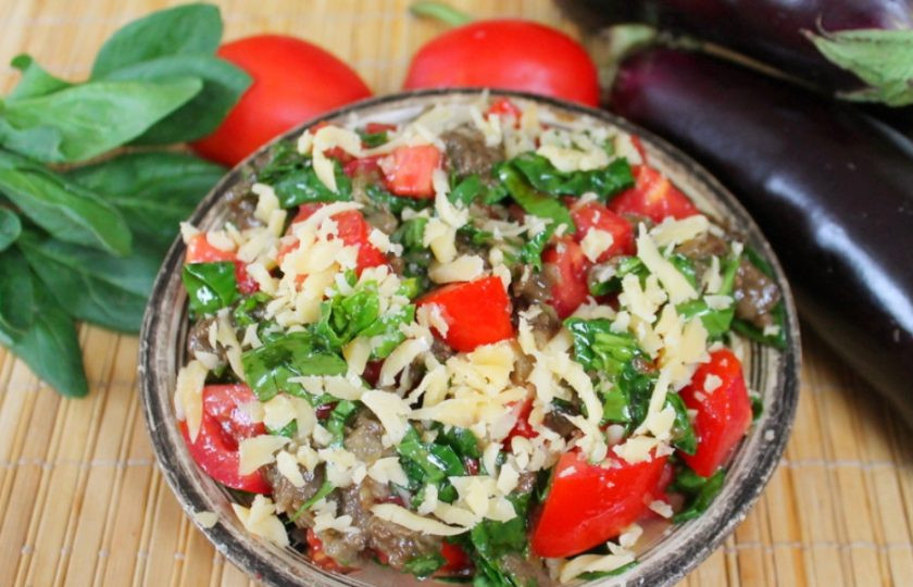 1. Этап. Салат из печеных баклажанов с помидорами: Готовый салат посыпаем сыром и подаем к столу. Ешьте на здоровье!