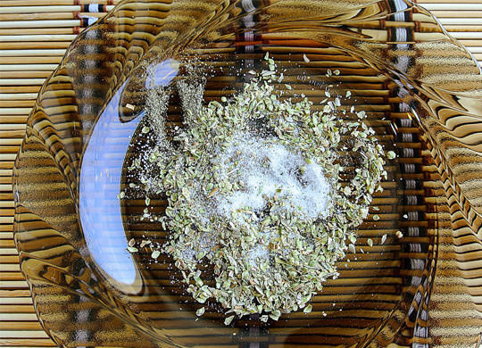 1. Этап. Стейк из семги в фольге: 1. Эта рыба в запеченном виде очень любит пряные травы, поэтому ее следует замариновать в приправах как следует.