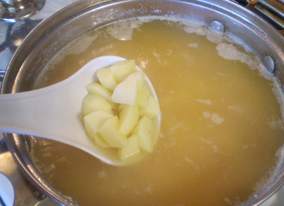 1. Этап. Гороховый суп-пюре с гренками: Когда горох разварится и станет мягким, добавьте лук и картофель. Можно добавить морковь (для красивого насыщенного цвета). Варим 20 минут.