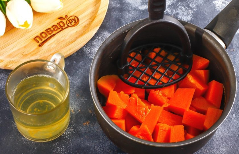 1. Этап. Тыквенное пюре: Затем нагрев выключите, слейте отвар тыквы в чашку и отпюрируйте содержимое емкости прессом для отварного картофеля. Если пюре будет получаться слишком густым, подлейте в массу тыквенный отвар из чашки. В самом конце влейте растительное масло. Без масла витамин А, содержащийся в оранжевых овощах и фруктах, не усвоится организмом.