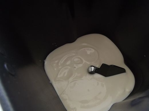 1. Этап. Хлеб на ряженке в хлебопечке: 1. Все, что требуется непосредственно от вас, так это заложить в ведерко ингредиенты в правильном порядке. Дальше — дело техники. Итак, на дно чаши хлебопечки вливаем ряженку.