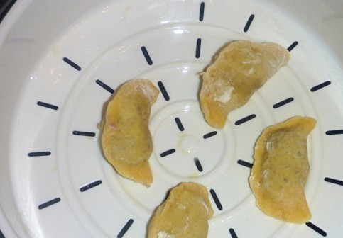 1. Этап. Вареники на пару в мультиварке: Теперь наливаем в чашу мультиварки воду и устанавливаем на чашу форму для варки на пару (ее следует смазать растительным маслом). Выбираем режим 