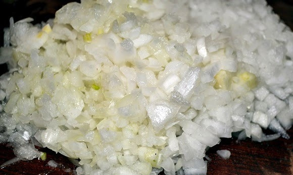 1. Этап. Рагу из говядины в тыкве по-аргентински: Репчатый лук нарезаем мелко.