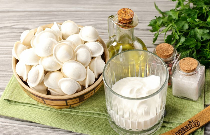 1. Этап. Пельмени в сметане в мультиварке: Подготовьте все ингредиенты. Можете взять готовый полуфабрикат или замороженные домашние пельмени.